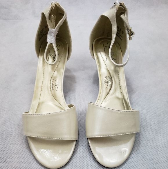Hush Puppies Shoes - NWOB Soft Style by Hush Puppies Ivory 6.5 Wide